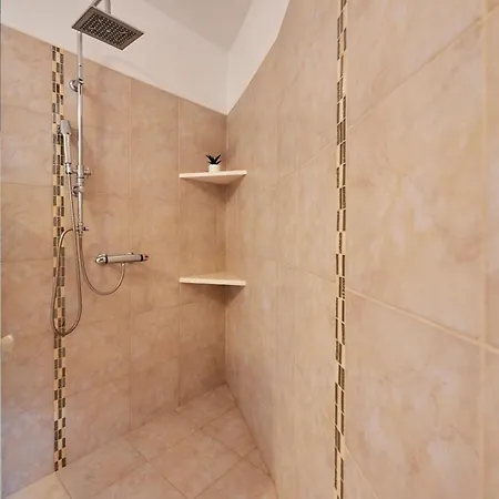 Palace Derossi تروغير