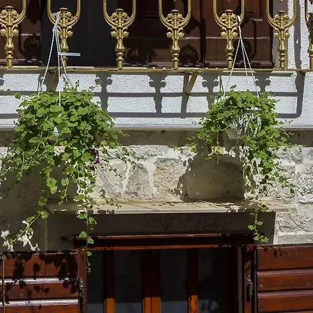 Palace Derossi تروغير