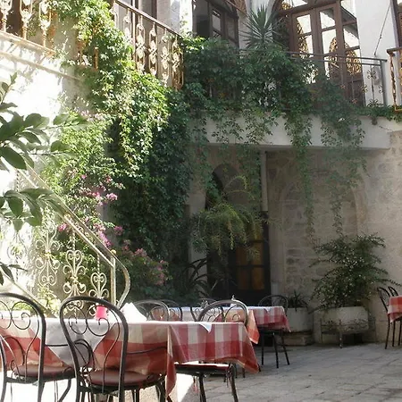 לינה וארוחת בוקר Palace Derossi טרוגיר