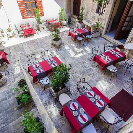 Palace Derossi تروغير