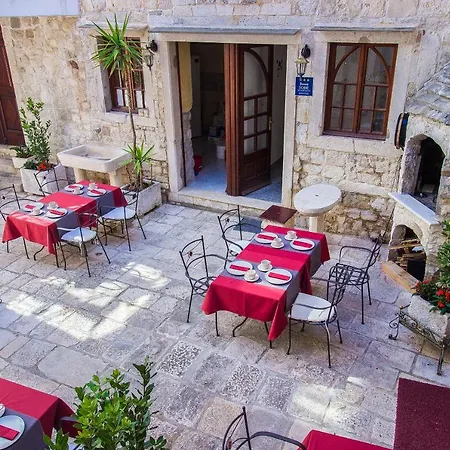 Palace Derossi 3* טרוגיר