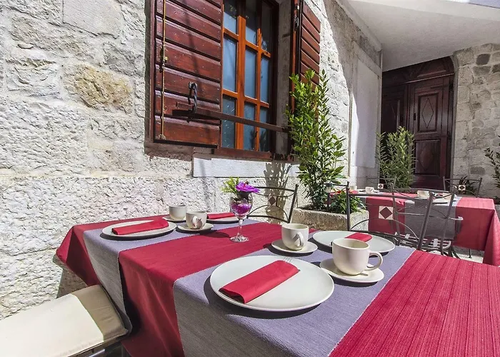 Palace Derossi 3* Трогир