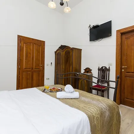 Palace Derossi 3* Trogir