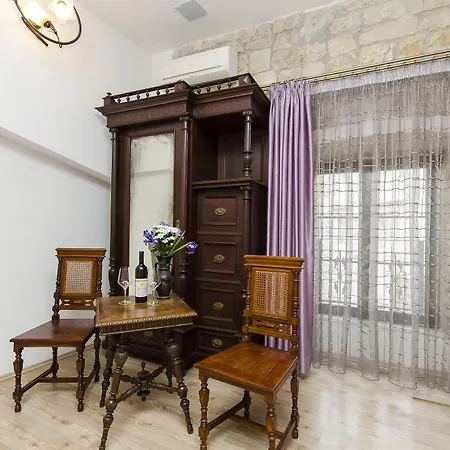 Palace Derossi 3* Trogir