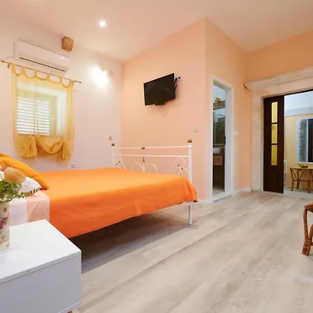 Palace Derossi 3* Τρογκίρ