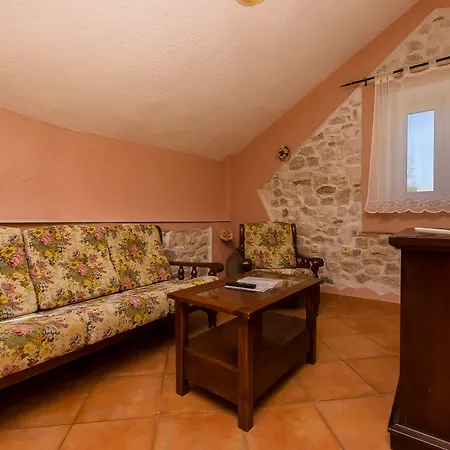 Palace Derossi Bed and Breakfast Τρογκίρ