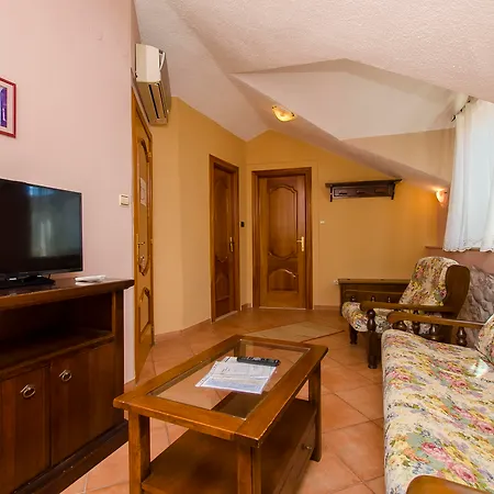 Palace Derossi 3* Trogir