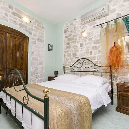 Palace Derossi Bed & Breakfast Trogir