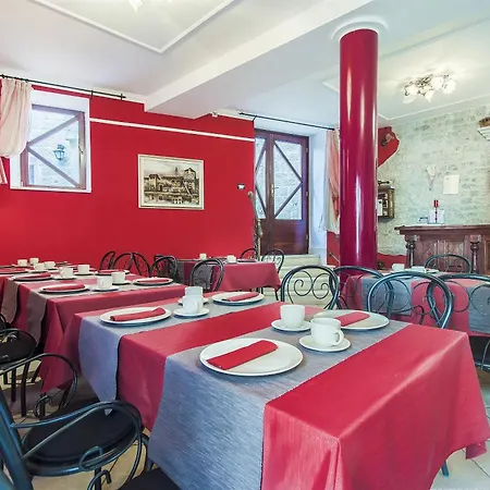 Alojamento de Acomodação e Pequeno-almoço Palace Derossi Trogir