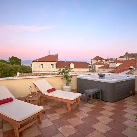 Palace Derossi 3* Trogir