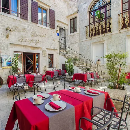 Palace Derossi Alojamento de Acomodação e Pequeno-almoço Trogir