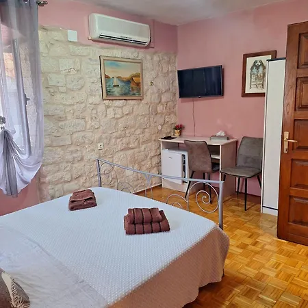 Palace Derossi Bed and Breakfast Τρογκίρ
