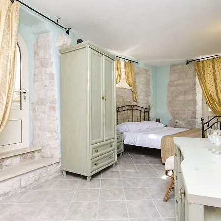 Palace Derossi 3* Trogir