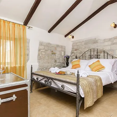 Palace Derossi 3* Trogir