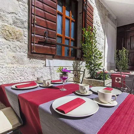 Palace Derossi 3* Trogir