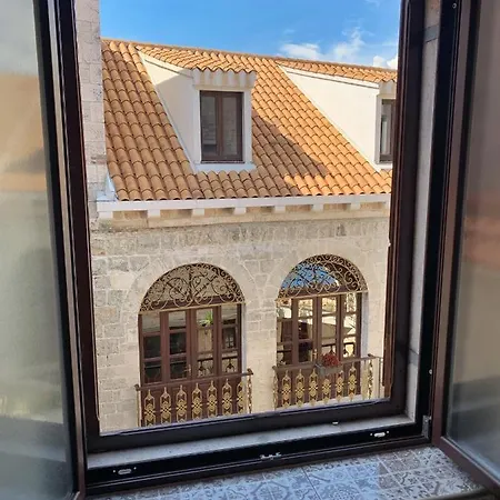 Alojamento de Acomodação e Pequeno-almoço Palace Derossi Trogir