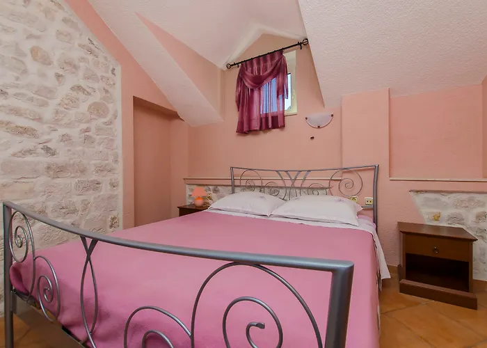 德洛西宫殿酒店 3*