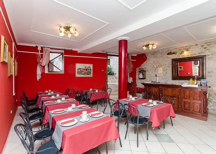 德洛西宫殿酒店 3* 特罗吉尔