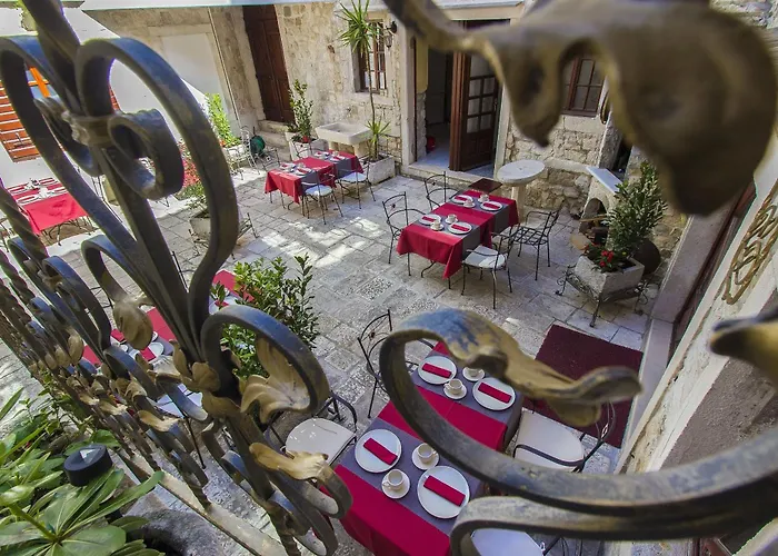 德洛西宫殿酒店 3*