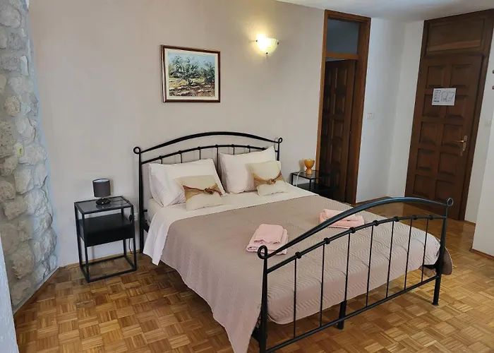 德洛西宫殿酒店 3*