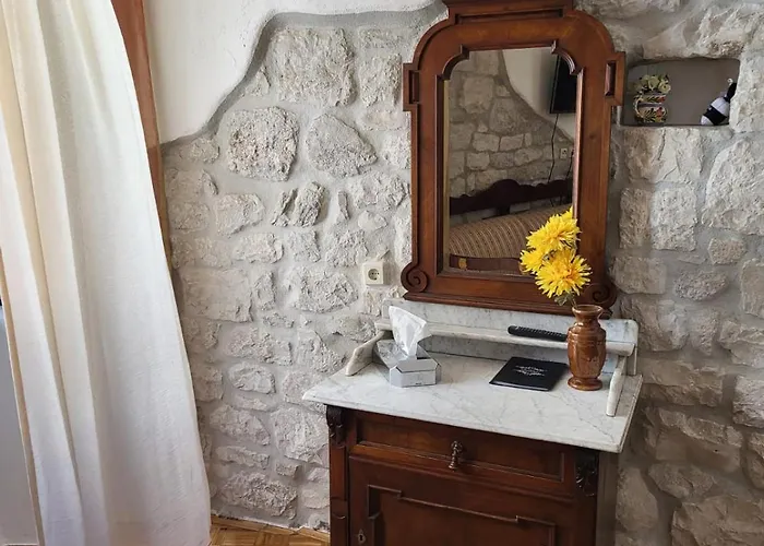 德洛西宫殿酒店 特罗吉尔