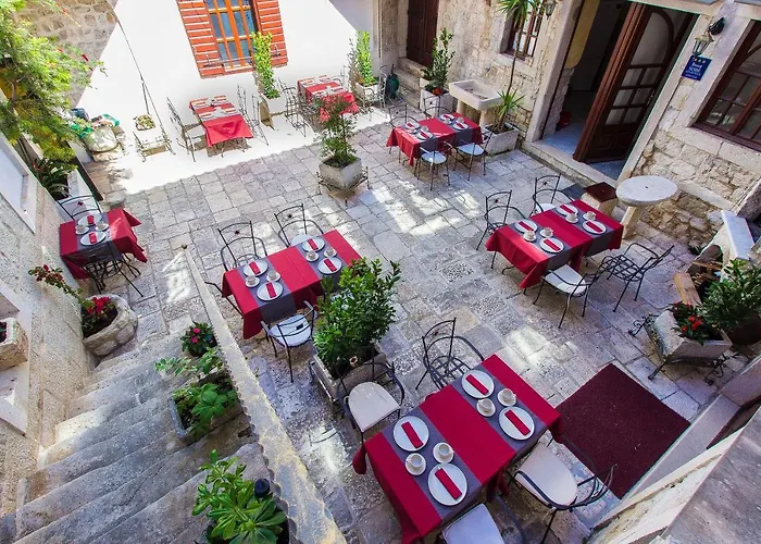 德洛西宫殿酒店 特罗吉尔