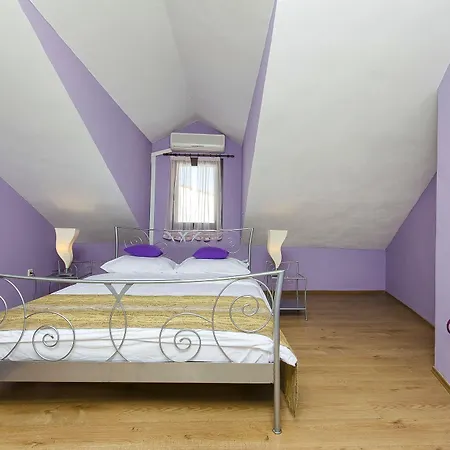 Couette-café Palace Derossi Trogir