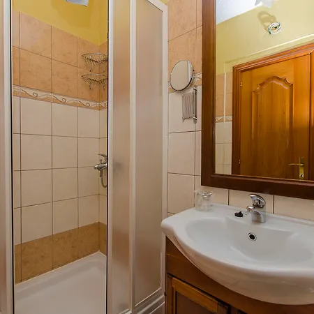 Couette-café Palace Derossi Trogir