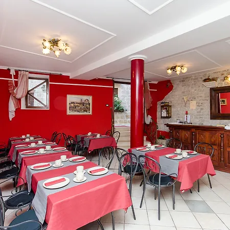 Palace Derossi 3* Trogir