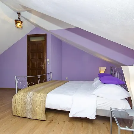 Couette-café Palace Derossi Trogir