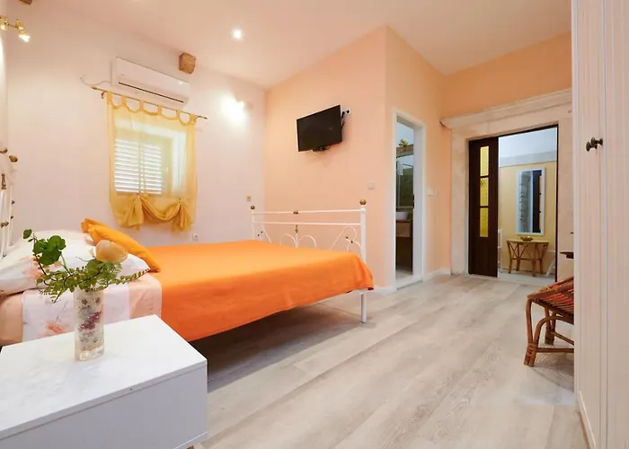 Palace Derossi 3* Trogir